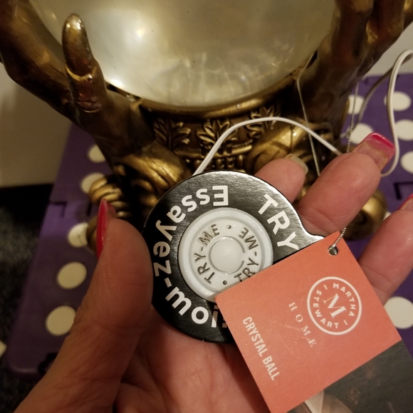 CRYSTAL BALL SKULL LIGHT  MOTION SOUND SNOW GLOBE - Picture 7 of 7